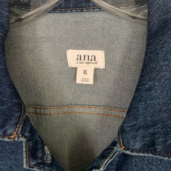 Jean jacket. - Picture 2 of 3